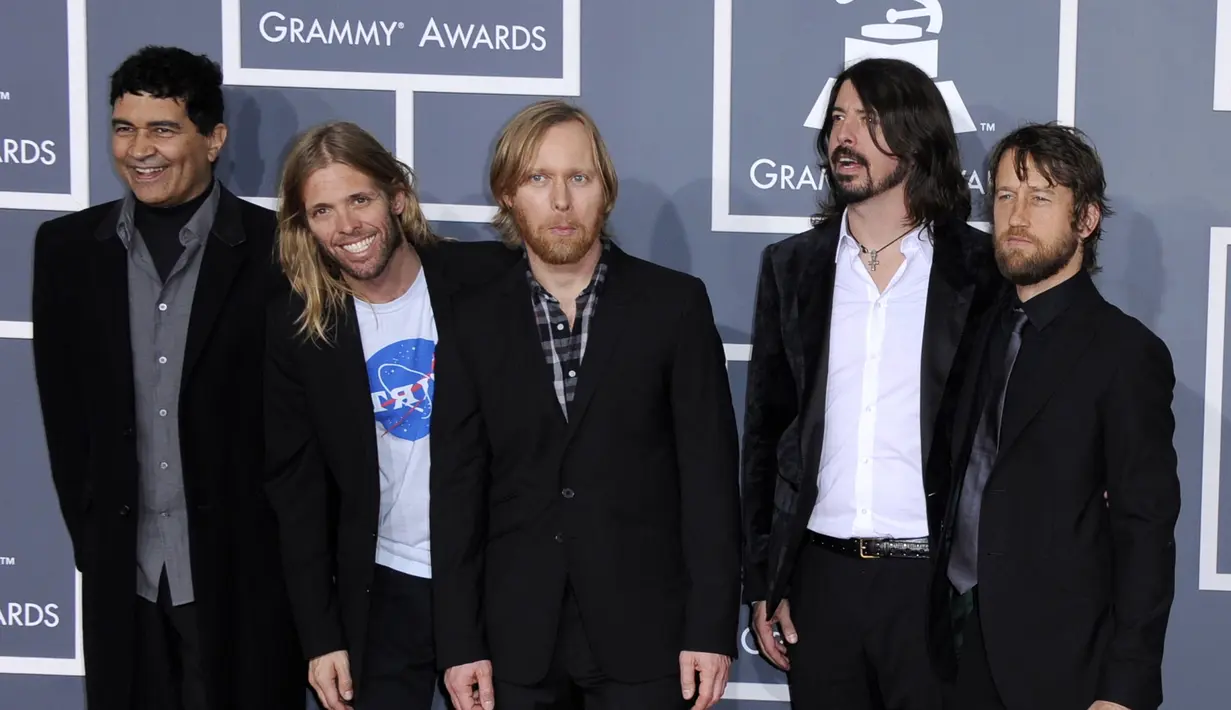 Dave Grohl, Taylor Hawkins, Nate Mendel, Chris Shiflett dan Pat Smear merilis album mini yang didedikasikan untuk korban serangan Paris. Album yang diberi judul ‘Saint Cecilia’ tersedia secara online untuk pendengar tanpa dikenakan biaya. (Bintang/EPA)