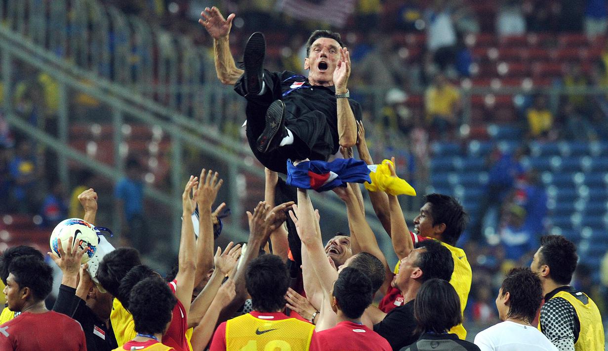 Radojko Avramovic. Pelatih asal Serbia berusia 73 tahun yang sejak Agustus 2019 berstatus tanpa klub ini menjadi pelatih dengan gelar Piala AFF terbanyak sepanjang sejarah. Total 3 trofi berhasil dikoleksinya bersama Timnas Singapura pada edisi 2004, 2007 dan 2012. Radojko Avramovic sendiri secara keseluruhan membesut Timnas Singapura selama 9 tahun mulai Juli 2003 hingga Desember 2012. Selain 3 gelar Piala AFF, ia juga berjasa membawa Timnas Singapura U-23 merebut medali perunggu pada ajang SEA Games 2007. (AFP/Saeed Khan)