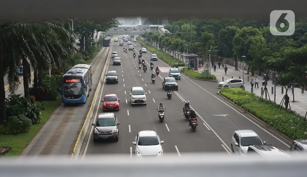 Suasana arus lalu lintas di Jalan Jenderal Sudirman, Jakarta, Senin (23/11/2020). Aturan sistem ganjil genap belum diberlakukan di tengah perpanjangan penerapan pembatasan sosial berskala besar (PSBB) transisi hingga dua minggu ke depan di Ibu Kota. (Liputan6.com/Immanuel Antonius)