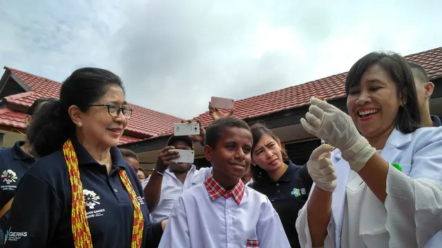 Pemberian vaksin MR di Papua Barat (Foto: Benedikta Desideria)