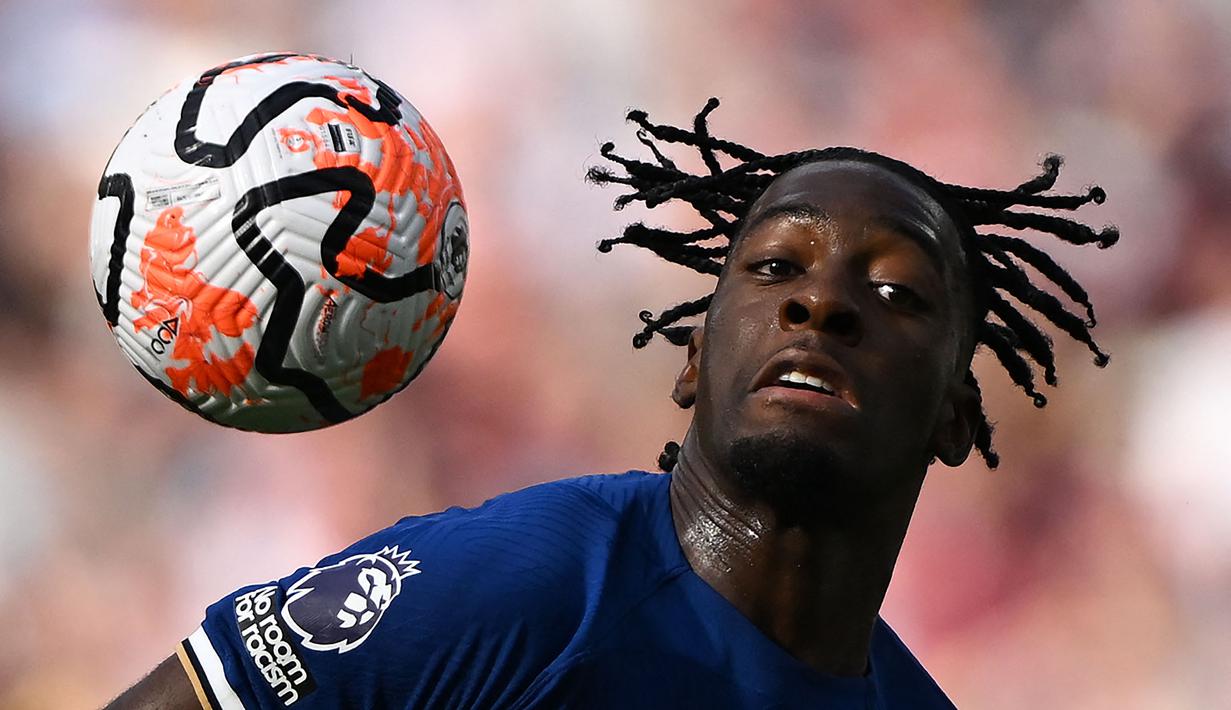 Pemain West Ham, Axel Disasi mengontrol bola pada laga pekan kedua Liga Inggris 2023/2024 melawan Chelsea di London Olympic Stadium, London, Minggu (20/08/2023) malam WIB. (AFP/Justin Tallis)