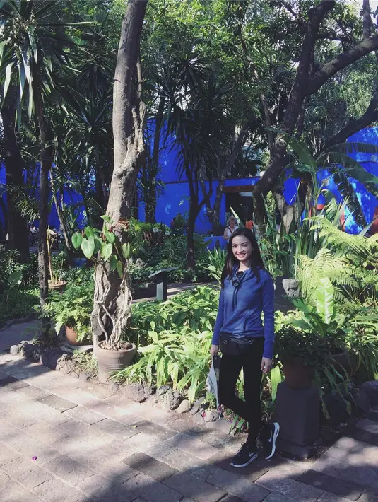 Berpenampilan sporty menjadi salah satu gaya andalan Raline dalam berbusana. Parasnya tetap menawan saat memakai celana panjang hitam dan kaus lengan panjang biru. Kemudian, Raline pun memadukannya dengan sneakers. (Instagram/ralineshah)