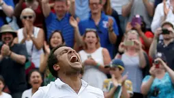 Petenis Prancis, Jo-Wilfried Tsonga, merayakan kemenangan atas petenis AS, John Isner, dalam turnamen tenis Wimbledon di All England Lawn Tennis & Croquet Club, Wimbledon, (3/7/2016). (Reuters/Paul Childs)
