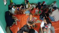 Pengungsi korban banjir di kawasan Perumahan Bumi Mahkota Indah, di Desa Dawuan Tengah, Kecamatan Cikampek, Karawang. (Liputan6.com/ Abramena)
