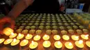 Tampak pekerja berada di pabrik lilin citronella di Sao Joao da Boa Vista, Brasil, Jumat (12/2/2016). Virus zika yang sudah menyebar membuat penjualan lilin citronella, yang merupakan lilin pengusir nyamuk mengalami kenaikan. (REUTERS/Paulo Whitaker)