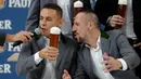 Pemain Bayern Munchen Rafinha (kiri) dan Franck Ribery mengenakan pakaian tradisional Bavaria bernyanyi untuk Thomas Mueller yang berulang tahun saat melakukan pemotretan sebuah perusahaan bir di Munich, Jerman, (13/9). (AP Photo / Matthias Schrader)