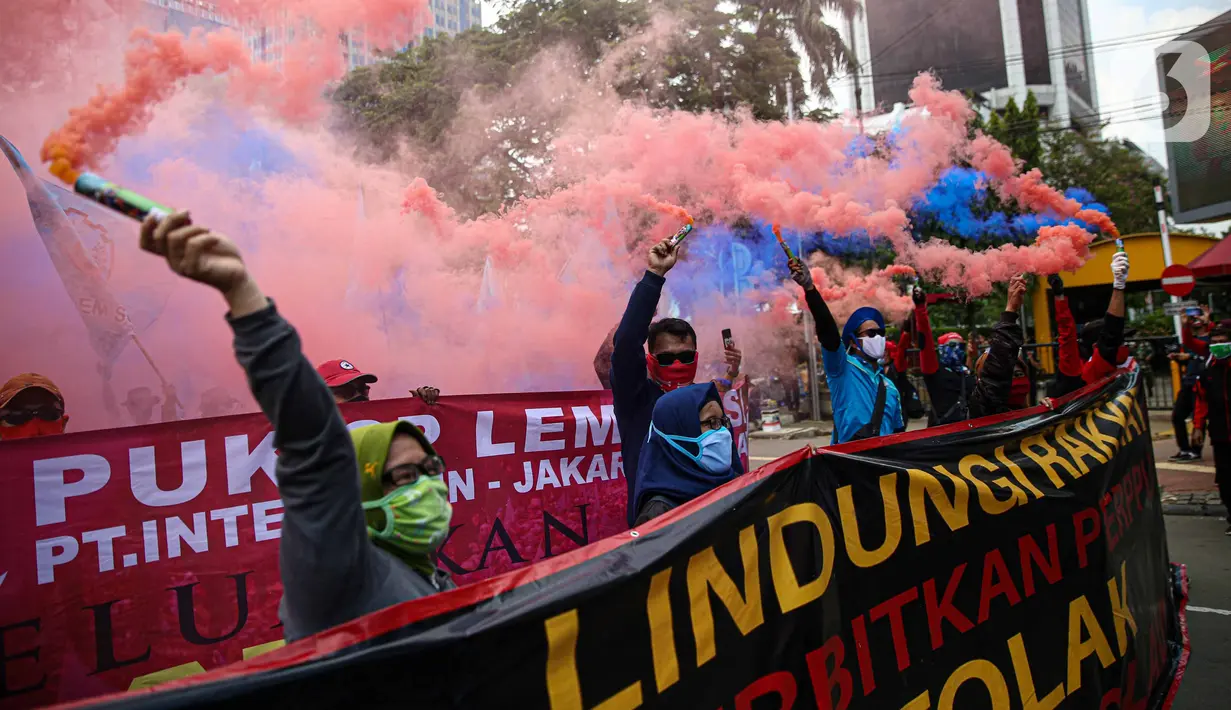 Massa buruh dengan berbagai atribut melakukan unjuk rasa menolak UU Omnibus Law Cipta Kerja di area Patung Kuda, Jakarta, Rabu (28/10/2020). Bertepatan dengan Hari Sumpah Pemuda, mereka menuntut Presiden Joko Widodo menerbitkan Perppu guna membatalkan UU Cipta Kerja. (Liputan6.com/Faizal Fanani)