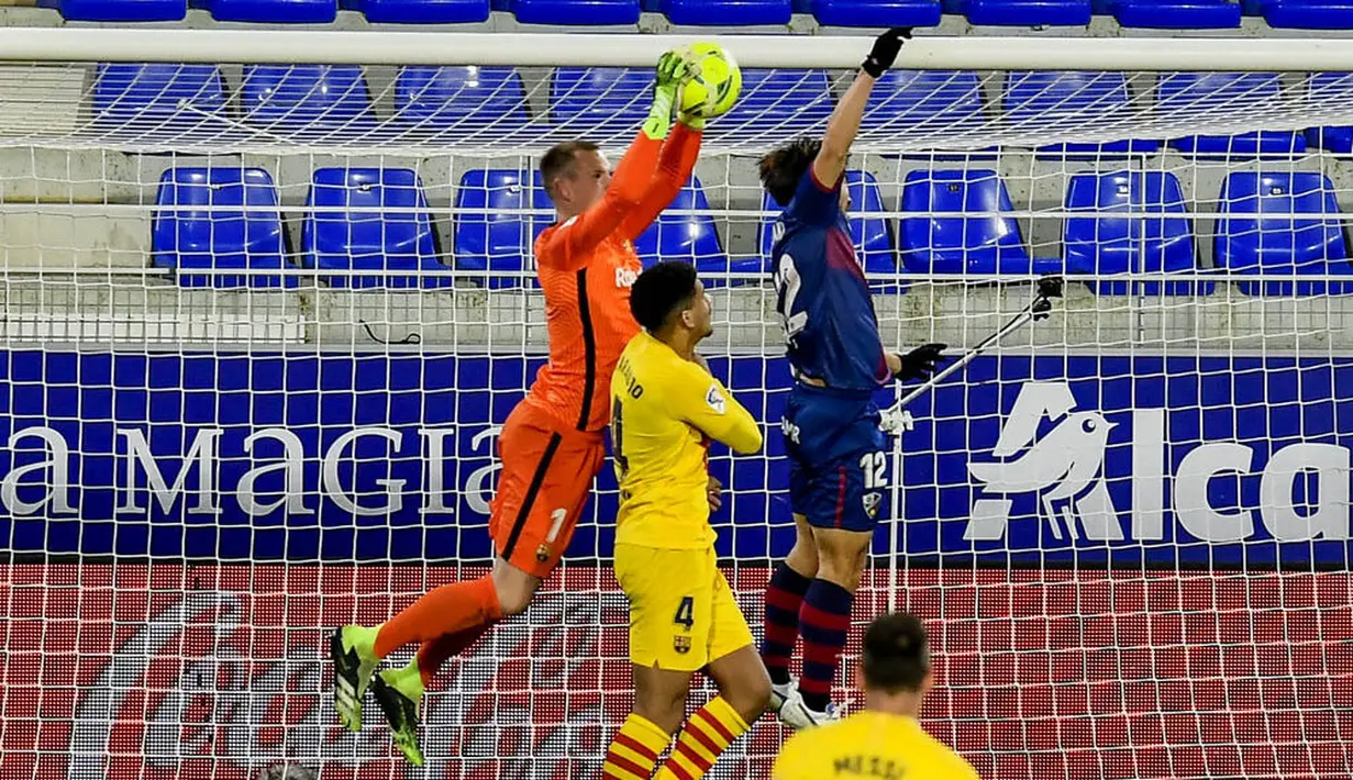 Kiper Barcelona, Marc-Andre ter Stegen, menangkap bola saar melawan Huesca pada laga Liga Spanyol di Stadion El Alcoraz, Minggu (3/1/2021). Barcelona menang tipis dengan skor 1-0. (AP/Alvaro Barrientos)