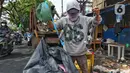 Petugas kebersihan mencari barang bekas untuk di jual kembali di tempat pembungan sementara di kawasan Petir, Kota Tangerang, Banten, Kamis (20/7/2023). (Liputan6.com/Angga Yuniar)