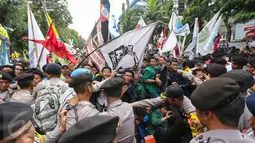 Suasana bentrokan antara polisi dan mahasiswa BEM Se-Jabodetabek di depan Istana Negara, Kamis (12/1). Dalam aksinya mereka menuntut Presiden Jokowi-JK untuk membuat kebijakan yang pro terhadap rakyat. (Liputan6.com/Faizal Fanani)