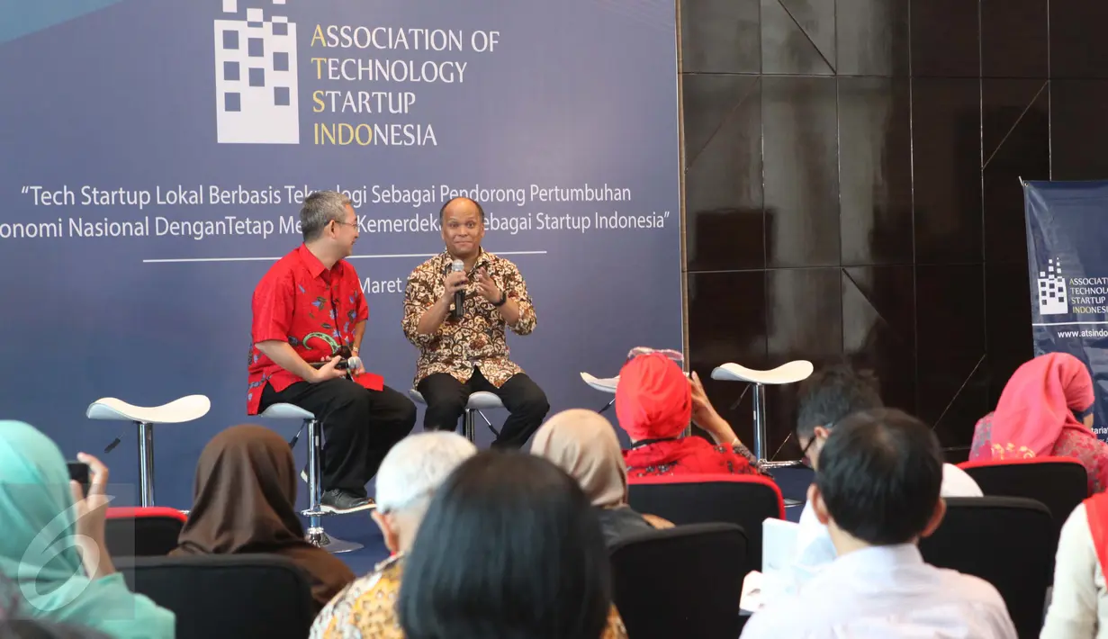 Ilham Akbar Habibie berdiskusi di Association of Strartup Indonesia, Jakarta, Jumat (10/3). Diskusi membahas bagaimana membesarkan tech strartup lokal dengan tetap menjaga kemerdekaan sebagai startup Indonesia. (Liputan6.com/Angga Yuniar)