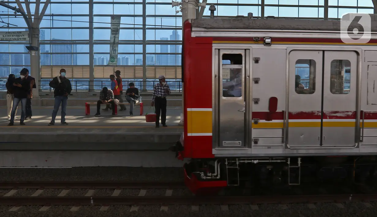 Rangkaian KRL Commuter Line tiba di Stasiun Manggarai, Jakarta, Minggu (26/9/2021). Jalur layang (elevated track) KRL Bogor Line di Stasiun Manggarai yang terdiri dari empat peron bagi penumpang kereta relasi tujuan Jakarta-Bogor. (Liputan6.com/Herman Zakharia)