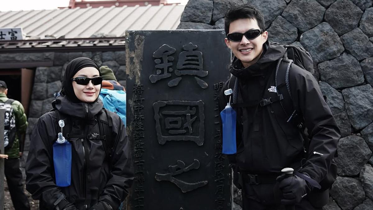 6 Potret Rey Mbayang dan Dinda Hauw Hiking ke Gunung Fuji, Rayakan Anniversary ke-5