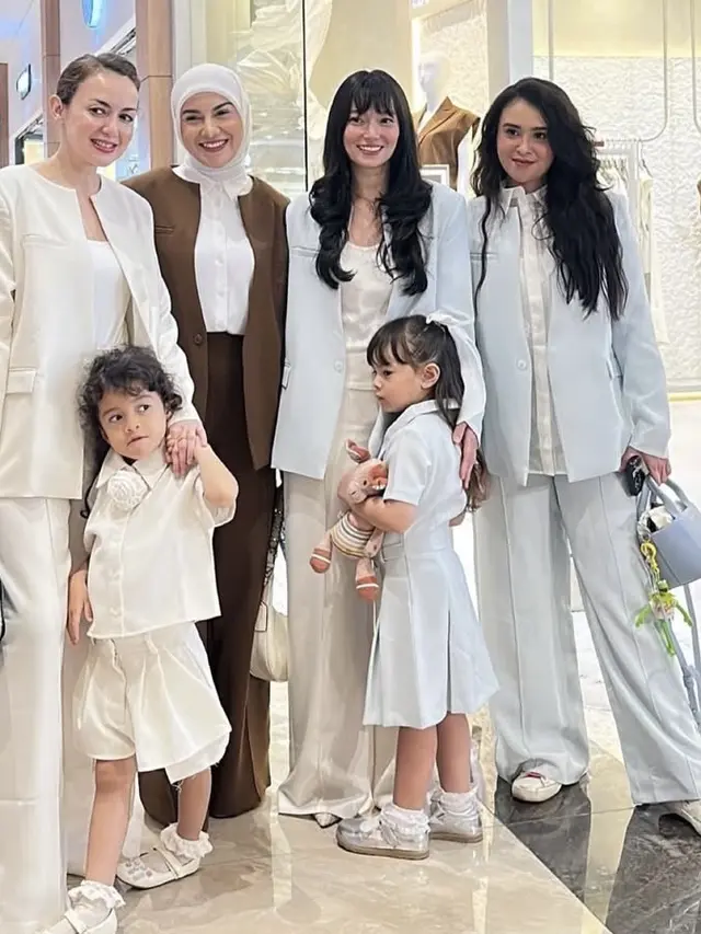 Artis Tampil dengan Gaya Office Look dari Koleksi Busana Chelsea Olivia. [@_irishbella_]