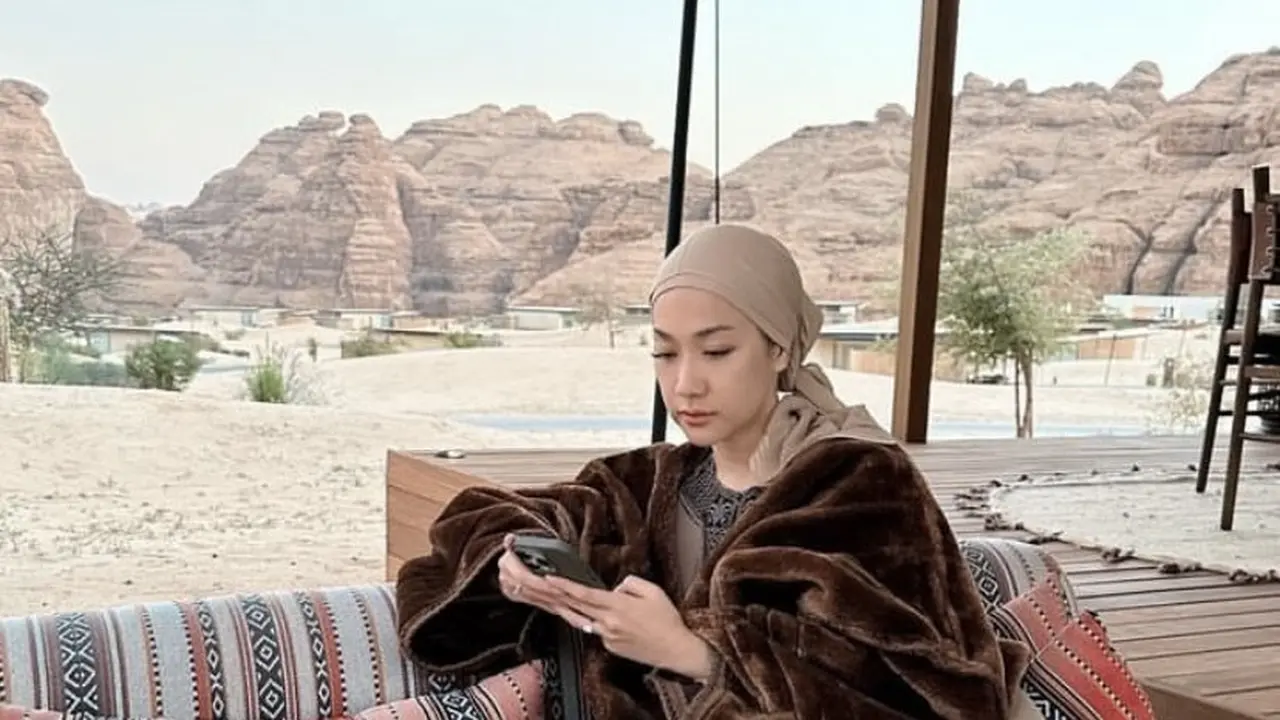 Gaya Bunga Citra Lestari Kenakan Hijab Turban saat Berkunjung ke Al Ula
