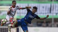 Striker PSIS, Hari Nur Yulianto, berebut bola dengan gelandang Martapura FC, Gideon Huwae, pada laga perebutan tempat ketiga Liga 2 di Stadion GBLA, Bandung, Selasa (28/11/2017). PSIS menang 6-4 atas Martapura FC. (Bola.com/Vitalis Yogi Trisna)