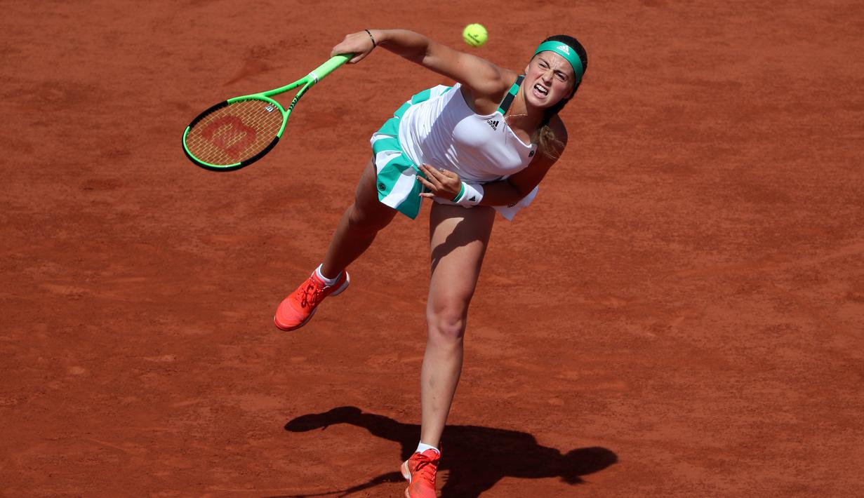 Petenis putri Latvia, Jelena Ostapenko, saat pertandingan melawan petenis Swiss, Timea Bacsinszky di semifinal Prancis Terbuka di Roland Garros, Paris Jumat (9/6/2017). Jelena Ostapenko menang dengan skor 7-6(4), 3-6, 6-3. (EPA/Tatyana Zenkovich)