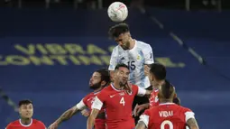 Nicolas Gonzalez mampu tampil mengancam gawang Chile di awal pertandingan. Tiga peluang beruntun dilesatkan oleh Gonzales lewat tandukan dan sepakannya. Namun sayang tak ada yang berbuah gol. (Foto: AP/Silvia Izquierdo)