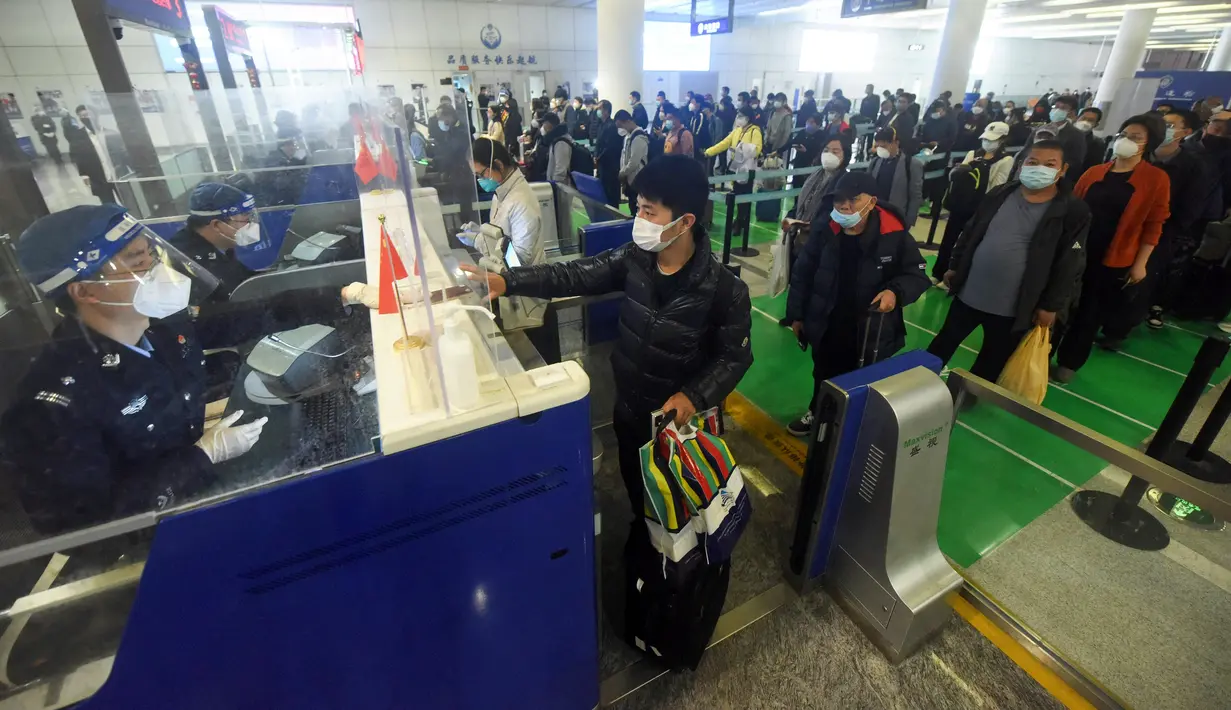 Penumpang mengantre untuk melewati bea cukai setelah tiba di Bandara Internasional Hangzhou Xiaoshan di provinsi Zhejiang timur China (8/1/2023). China mencabut persyaratan karantina untuk pelancong yang datang pada (8/1), mengakhiri isolasi yang diberlakukan sendiri selama hampir tiga tahun bahkan saat negara tersebut berjuang melawan wabah lonjakan kasus Covid-19. (AFP/STR)