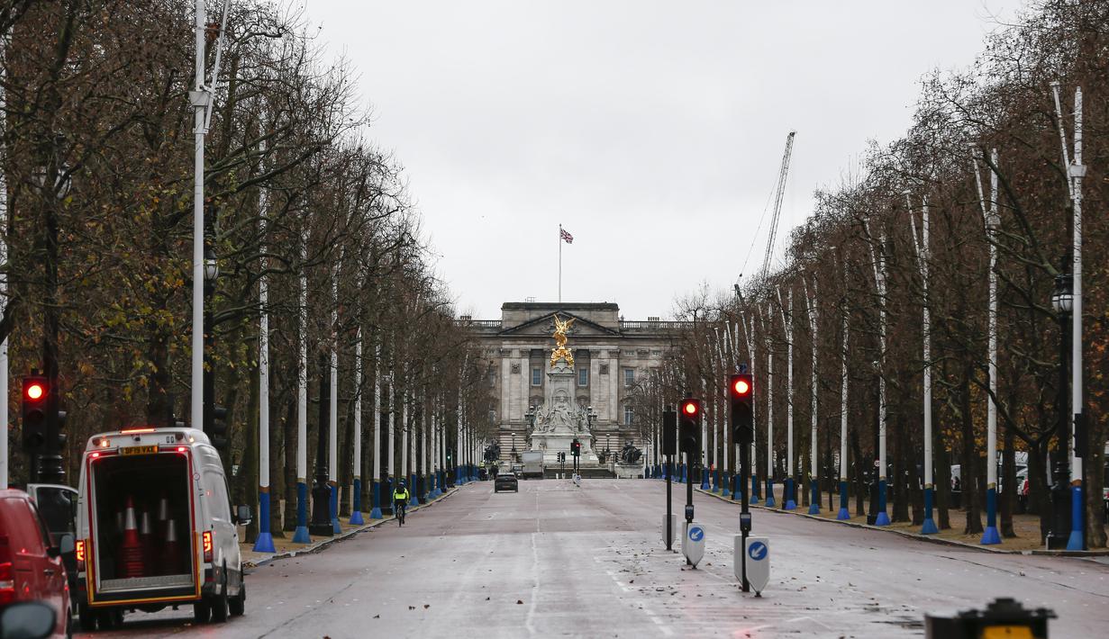 Foto Warga Inggris Berperilaku Seolah Terjangkit Covid 19 Jalanan London Sepi Global Liputan6 Com