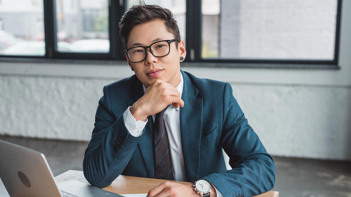 Parfum Pria untuk Kantor vs Hangout, Mana Aroma yang Paling Pas?