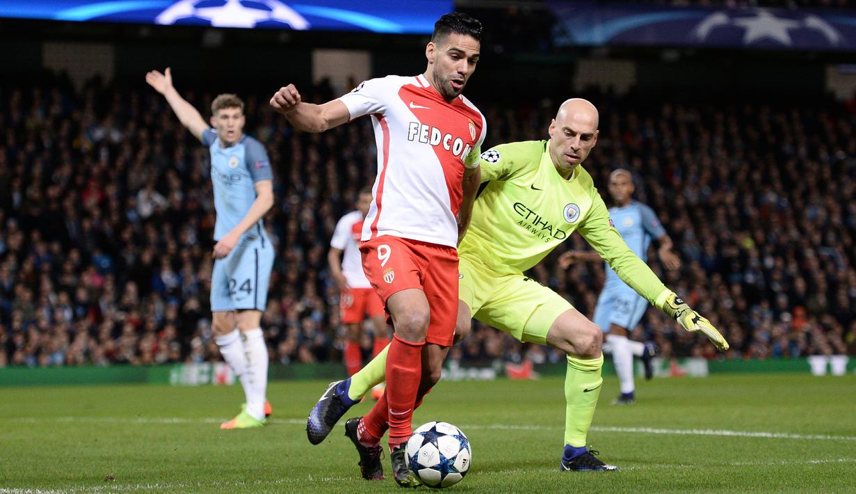 Penyerang AS Monaco, Radamel Falcao berusaha membawa bola dari kawalan kiper Manchester City, Willy Caballero pada pertandingan Leg pertama 16 besar Liga Champions di stadion Etihad, Inggris (22/2). City menang atas AS Monaco 5-3. (AFP Photo / Oli Scarff)