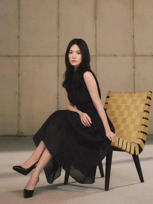 Di potret ini, Song Hye Kyo kenakan sleeveless midi dress hitam yang super simple. Dipadu dengan sling back heels hitam [@kyo1122]
