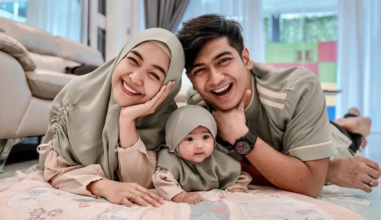 Di berbagai kesempatan, mereka kerap tampil kompak mengenakan baju kembaran. @riaricis1975/@teukuryantr.