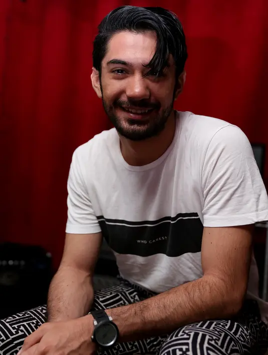 Ditemui di sela-sela pembuatan video klip di Jl Benda, Kemang, Jakarta Selatan, Rabu (14/10/2015), Reza mengaku mengidolakan sosok Shanty sehingga itulah alasan untuknya tanpa pikir panjang saat diminta menjadi model video klip. (Andy Masela/Bintang.com)