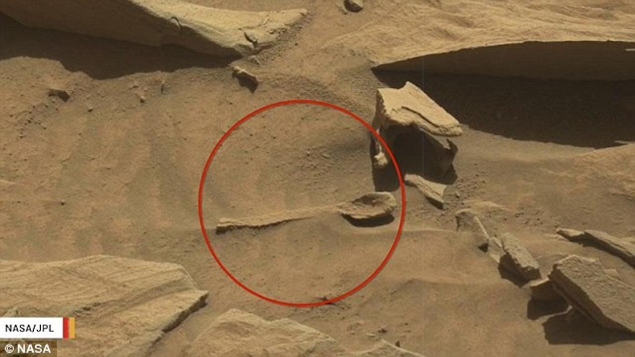 Penampakan benda mirip sendok di Planet Mars. (NASA)