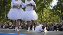 Sekitar seratus peserta dengan hewan peliharaan mereka menampilkan pertunjukan. (AP Photo/Dmitri Lovetsky)