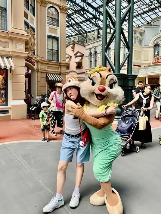 "Sudah beberapa kali klu di luar negri ada yg bicara ke Cinta & Molen , “Hi she’s your sister ?” Lsng mereka jawab : “Nooooo… She’s My Mom”. [Instagram/femmypermatasari]