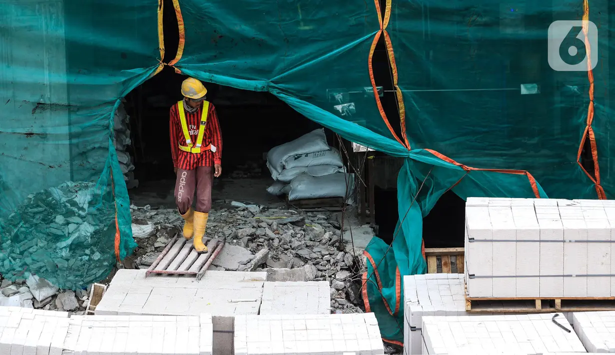 Pekerja konstruksi beraktivitas di proyek pembangunan gedung di Jakarta, Selasa (16/3/2021). BPJS Ketenagakerjaan mengungkapkan kasus kecelakaan kerja mencapai 153.044 sepanjang 2020 lalu. (merdeka.com/Imam Buhori)