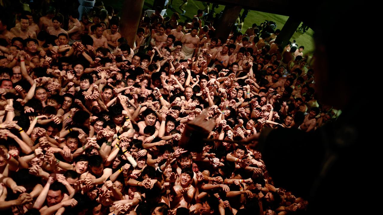 Pria Jepang Rebutan Tongkat Keberuntungan di Hadaka Matsuri
