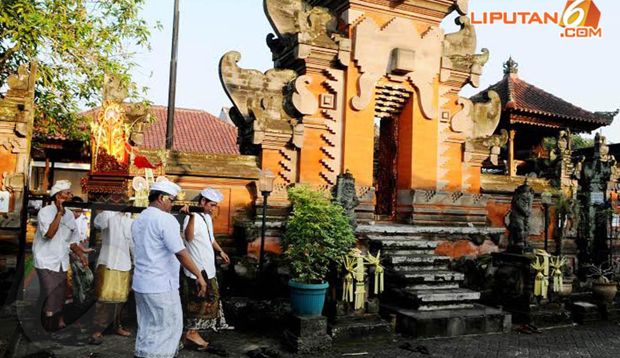  Perlengkapan sembahyang yang ada di pura dibawa untuk dipakai Upacara Melasti di Pantai Salira, Serang, Banten (Liputan6.com/Andrian M Tunay)