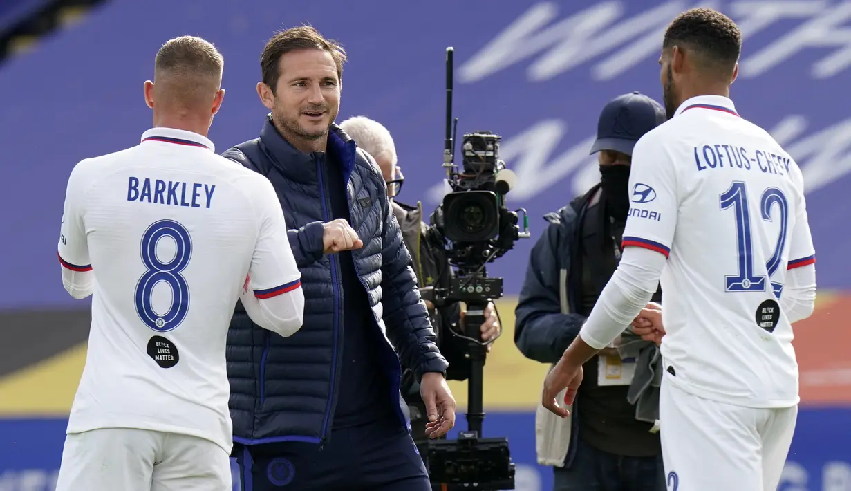 Pelatih Chelsea Frank Lampard (tengah) melakukan salam siku dengan pemainnya Ross Barkley pada akhir pertandingan menghadapi Leicester City pada putaran keenam Piala FA di King Power Stadium, Leicester, Inggris, Minggu (28/6/2020). Chelsea menaklukkan Leicester City 1-0. (Tim Keeton/Pool via AP)