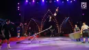 Pemain sirkus Oriental Circus Indonesia (OCI) menggelar sesi latihan jelang gelaran The Great 50 Show di Senayan, Jakarta, Rabu (12/12). The Great 50 Show merupakan pertunjukan kombinasi sirkus tradisional dan modern. (Liputan6.com/Fery Pradolo)