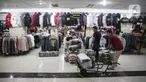 Dua orang pria menata pakaian impor bekas di Metro Atom Pasar Baru, Jakarta, Selasa (19/7/2022). Wakil Ketua DPR RI Bidang Korinbang Rachmat Gobel menyayangkan Indonesia masih melakukan impor pakaian bekas. (Liputan6.com/Faizal Fanani)