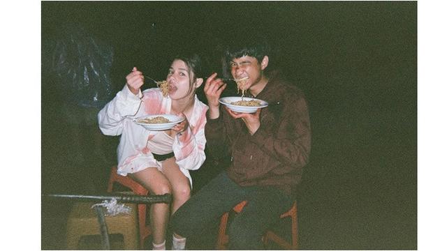 6 Potret Kedekatan Maria Theodore dan Devano Danendra di Lokasi Syuting Zona Merah