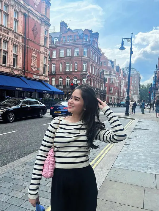 Potret lain memperlihatkan Tissa dengan striped long sleeve, loose pants, dan shoulder bag pink. . [Instagram/tissabiani]