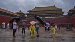 Topan Doksuri mendarat di pantai tenggara China dan Taiwan pada Jumat, 28 Juli 2023. (AP Photo/Andy Wong)