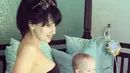Saat usia putrinya baru delapan bulan, perut Hilaria Baldwin sudah terisi lagi jabang bayi. Hilaria di ranjang bersama dengan putrinya. (Istimewa)
