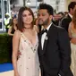 Melansir People (4/5/2017), The Weeknd mengunggah sebuah foto di akun Instagramnya saat menghadiri acara Met Gala 2017 bersama dengan Selena. Foto tersebut mendapat komentar dari ibunda Selena, Mandy Teefey. (AFP/Bintang.com)