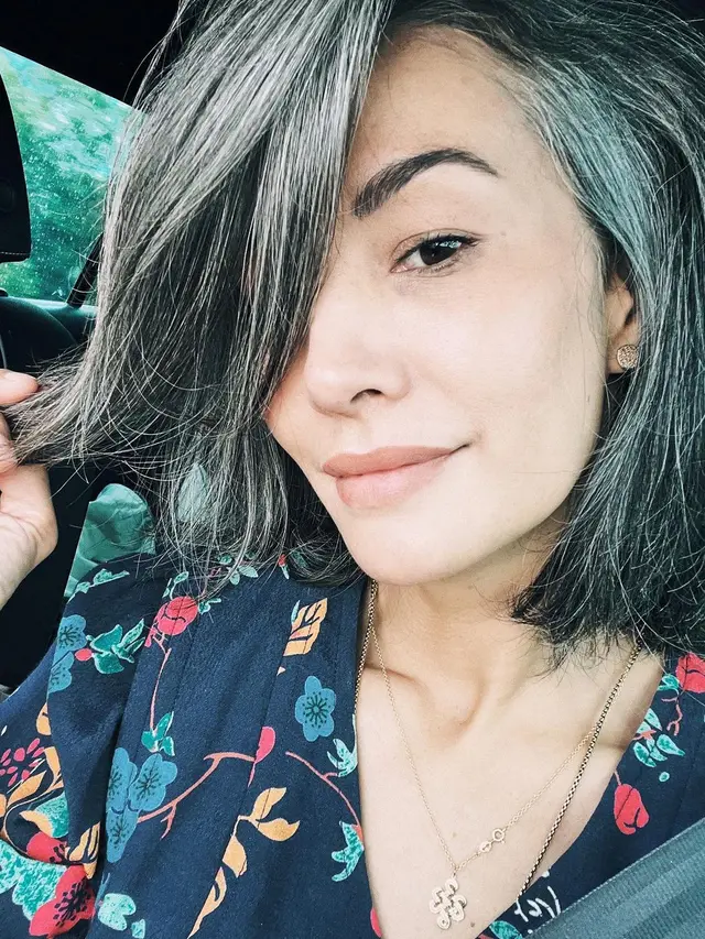 Nadya Hutagalung tampil percaya diri dengan rambut berubannya. (Foto: Instagram/nadyahutagalung)