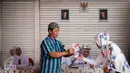 Warga menggunakan hak pilih pada Pilkada DKI 2017 di TPS 45 Kelurahan Kebon Pala, Jakarta, Rabu (15/2). Petugas di TPS tersebut menggunakan kostum seragam sekolah dasar untuk menarik warga datang ke TPS. (Liputan6.com/Gempur M Surya)