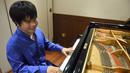 NobuYuki Tsujii merupakan musisi tunanetra yang serba bisa. Ia merupakan penyanyi sekaligus penulis lagu. Saat berumur 12 tahun, ia sudah merilis album pertamanya yang berjudul Street Corner of Vienna. (TORU YAMANAKA/AFP)