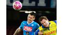 Pemain Napoli, Marek Hamsik (kiri) berduel diudaradengan pemain Chievo Verona, Nicolas Frey pada lanjutan Serie A 2015-2016 di Stadion San Paolo, Naples, Minggu (6/3/2016) dini hari WIB.  (AFP/Carlo Hermann)