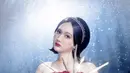 Laura Moane berhasil menampilkan dua sisi berbeda dari karakter Snow White. Penampilan pertama manis dan lugu, sementara yang kedua dewasa dan elegan. Hal ini menunjukkan fleksibilitas dan profesionalitasnya sebagai seorang model. Tidak hanya gaunnya yang menarik perhatian, tetapi juga riasan Laura oleh MUA Regina Cello dan gaya rambut Laura disesuaikan dengan konsep modern. (Liputan6.com/IG/@fdphotography90)