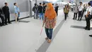 Penyandang disabilitas berjalan di guiding block usai menaiki kereta MRT di Jakarta, Kamis (21/3). Dalam kesempatan tersebut mereka dapat menikmati fasilitas yang disediakan untuk disabilitas. (Liputan6.com/Angga Yuniar)