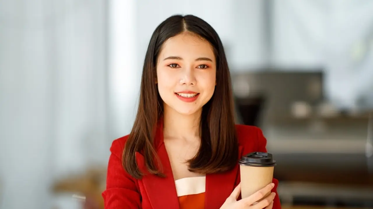 baju merah tersenyum kopi bekerja mandiri